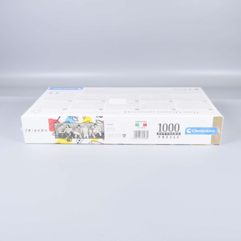 Sida av Clementoni Friends Panorama pussellåda med varumärke