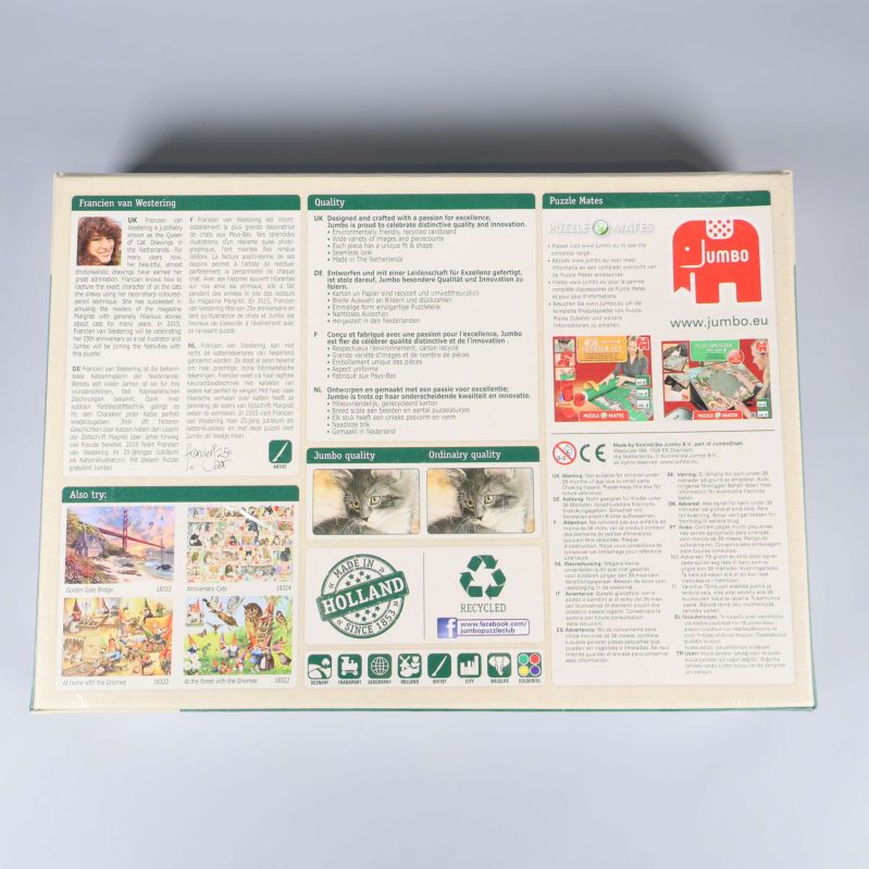 Baksidan av pussellådan med beskrivning och logotyper