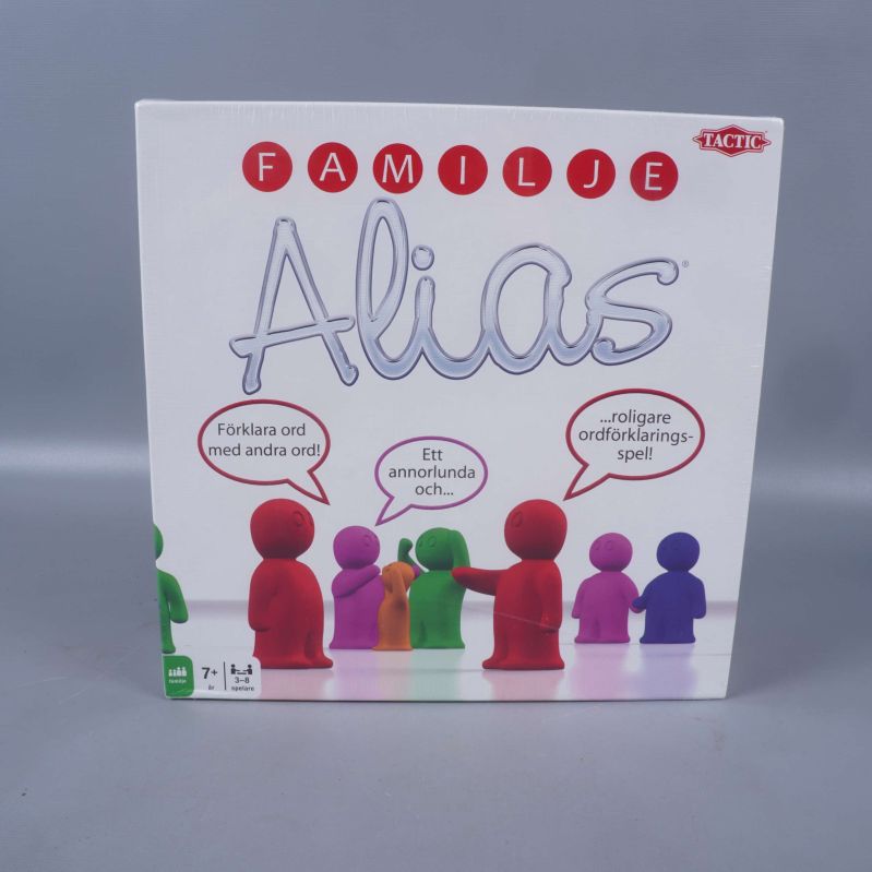 Framsida på Familje Alias spel med färgglada spelpjäser