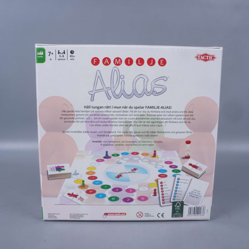 Baksidan på Familje Alias spel med bild på spelplan och komponenter