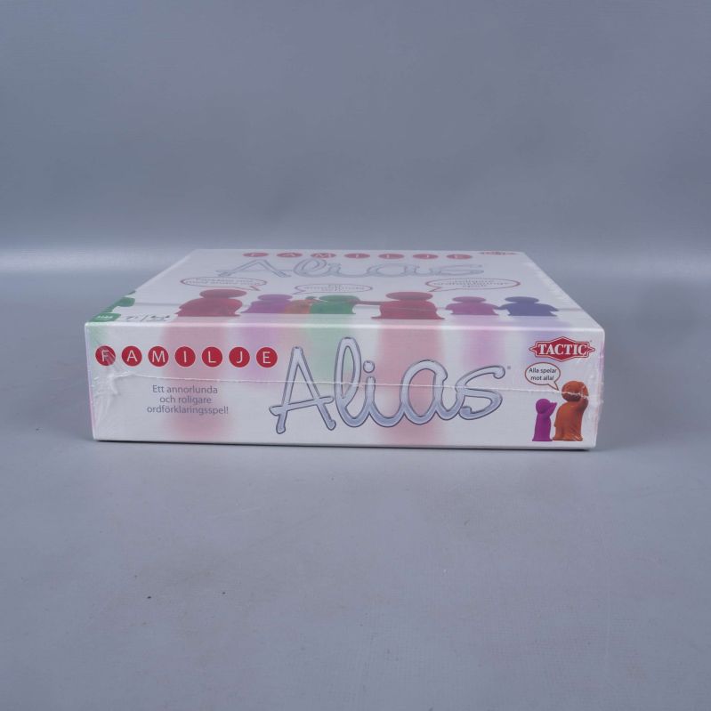 Familje Alias spelkartong fotograferad från framsidan lågt perspektiv