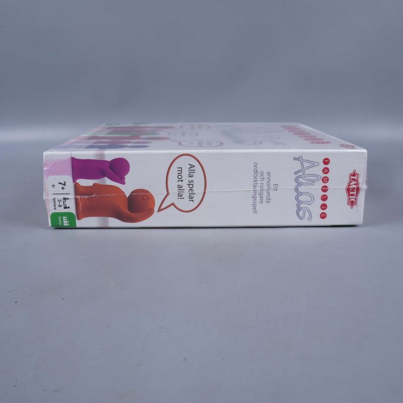 Familje Alias spelkartong fotograferad från sidan med figurillustration