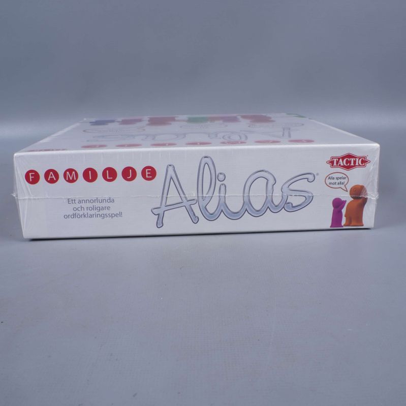 Familje Alias spelkartong från sidan med Alias och Tactic-logotyp