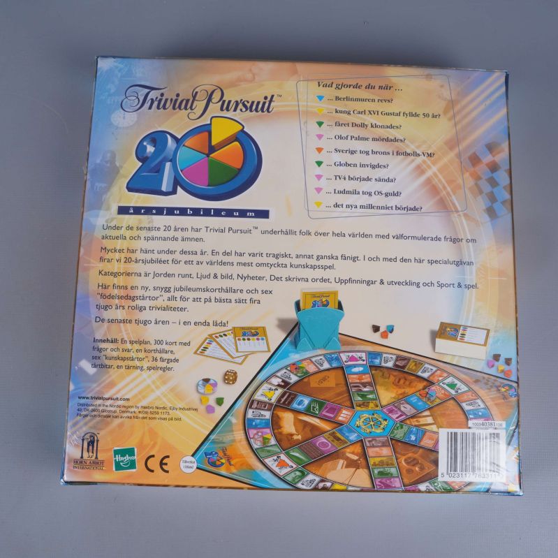 Baksida av spelasken med spelbräde och instruktioner synliga