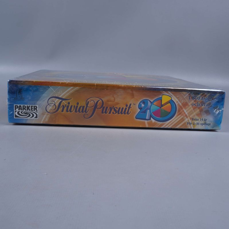 Sida av spelasken med Parker logga och jubileumsdesign