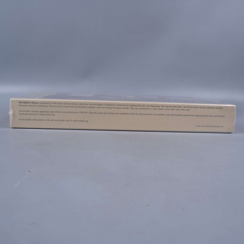 Långsida med detaljinformation och instruktioner på pusselask