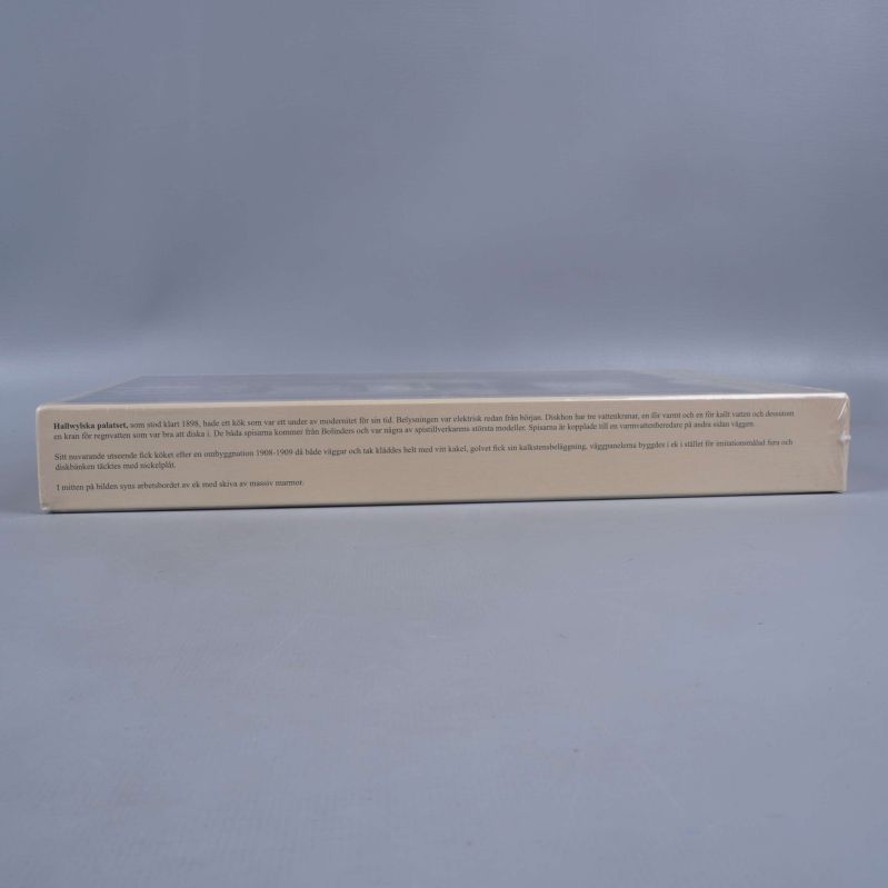 Långsida med instruktion på flera språk på pusselask