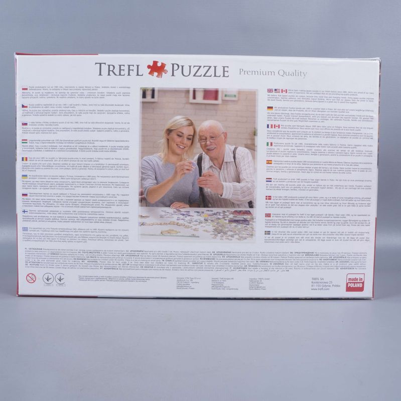 Baksidan av Trefl pussel med information och foto på personer