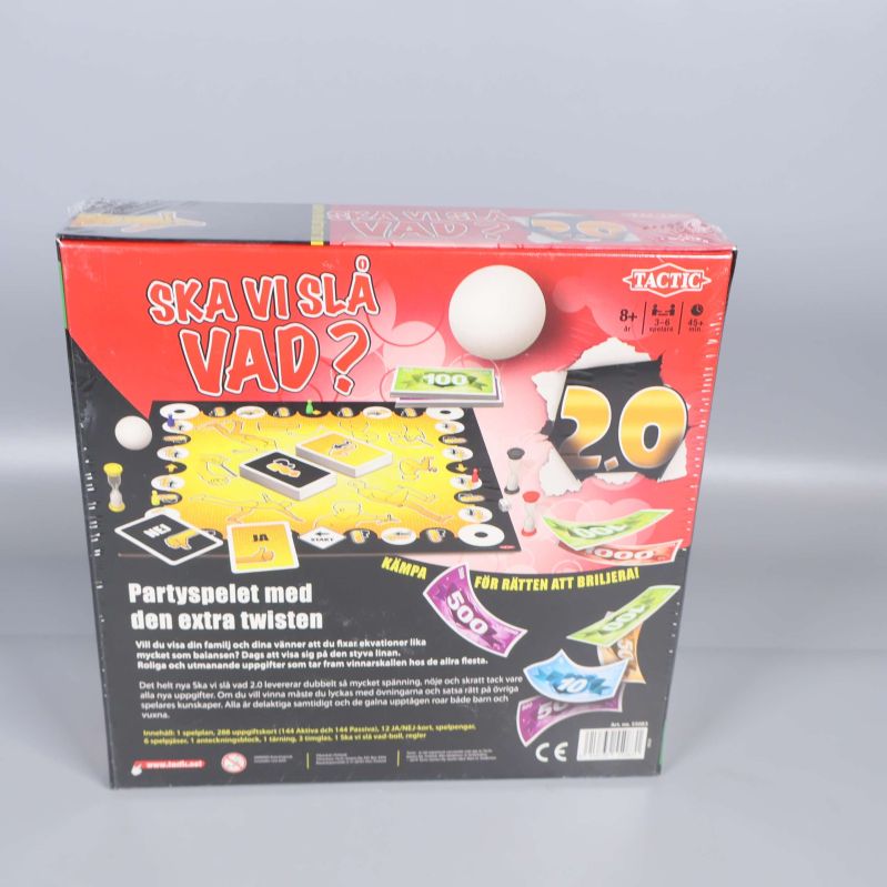 Baksidan av spelet med spelbräda och komponenter