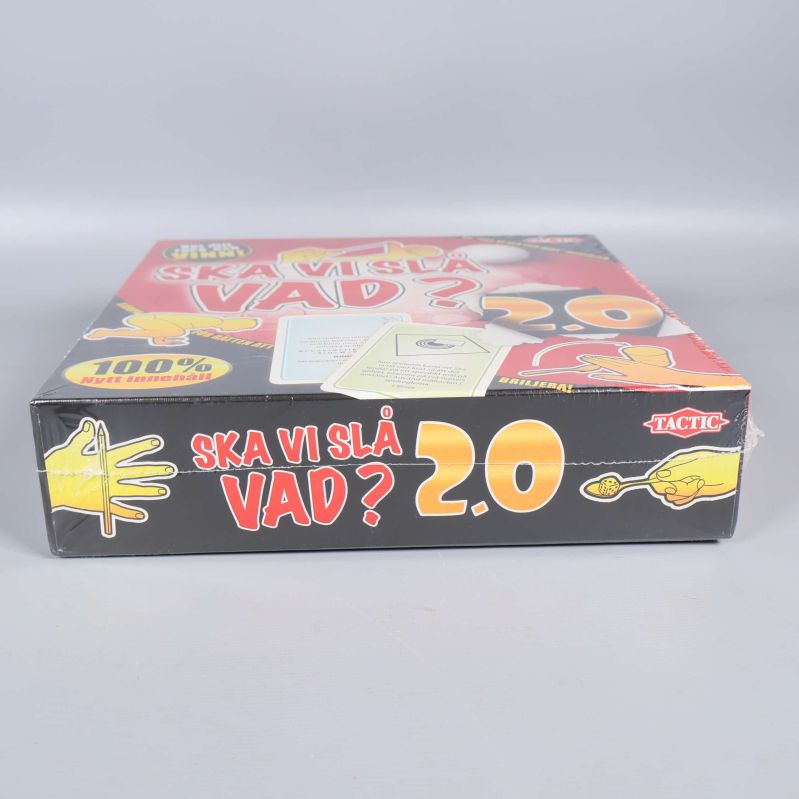 Lådans sida med spelets titel och logotyp