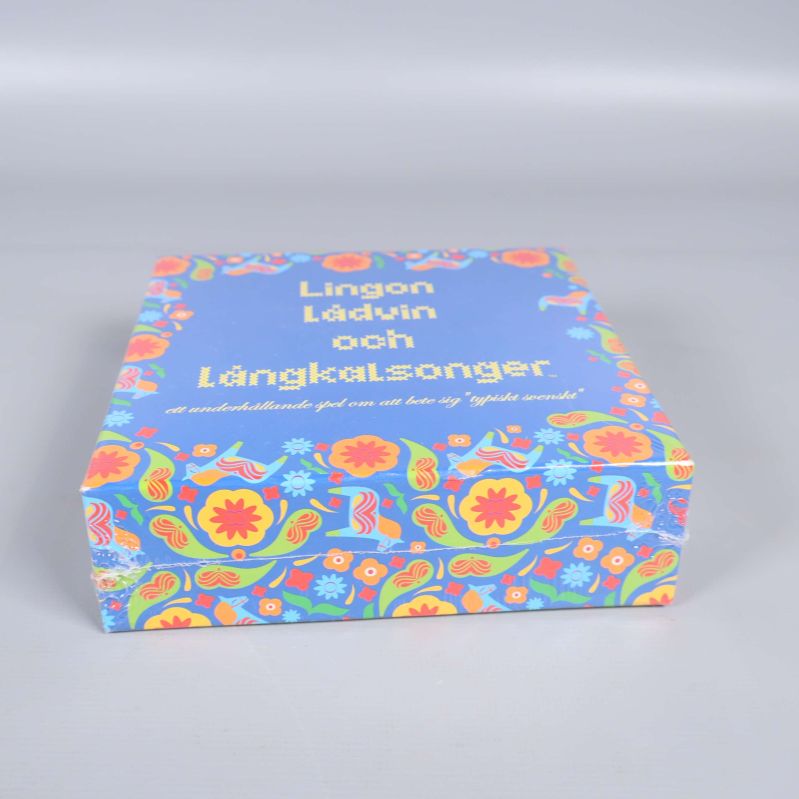 Spelbox i närbild, visar blommigt mönster på blå bakgrund