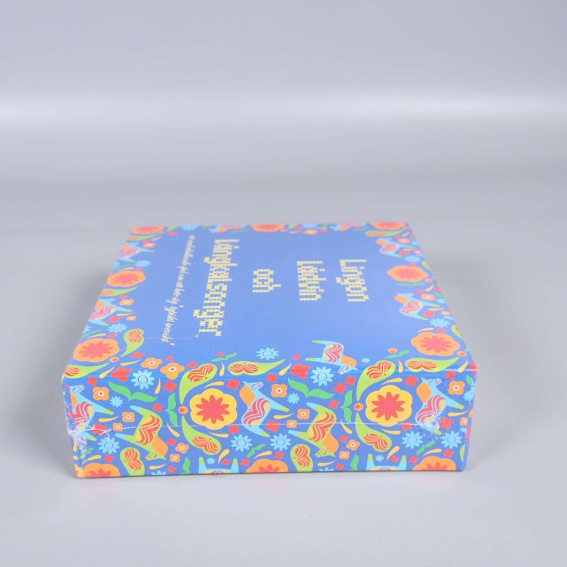 Spelboxens sida med fortsättning av blommigt tryck