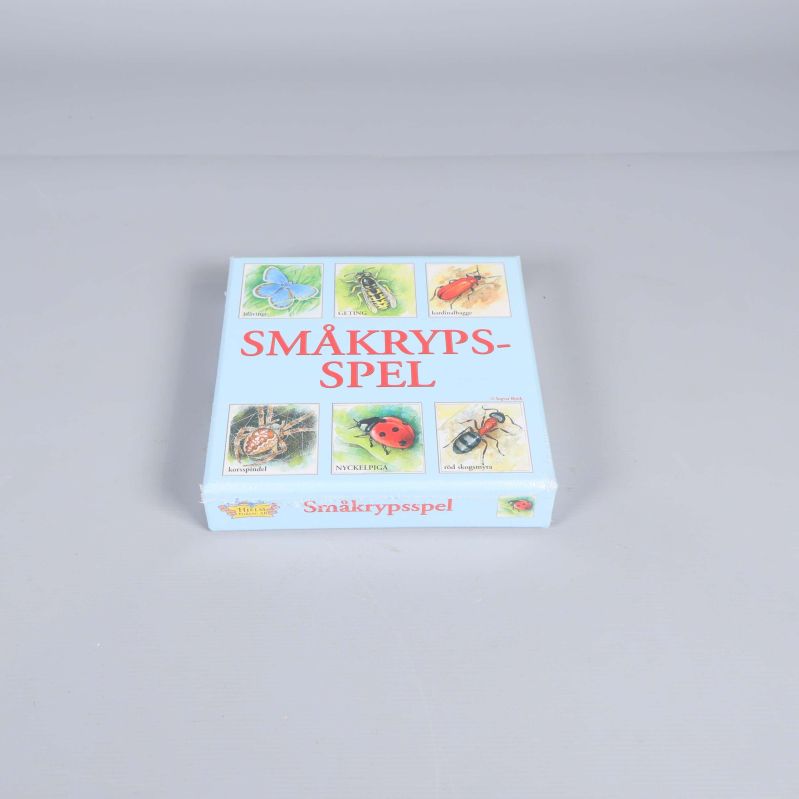 Småkrypsspel i blå kartong med illustrationer av insekter