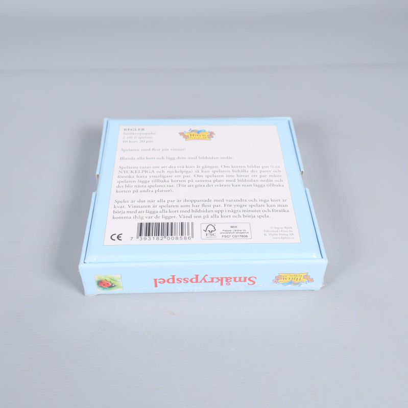 Baksida av småkrypsspelets kartong med detaljerad text