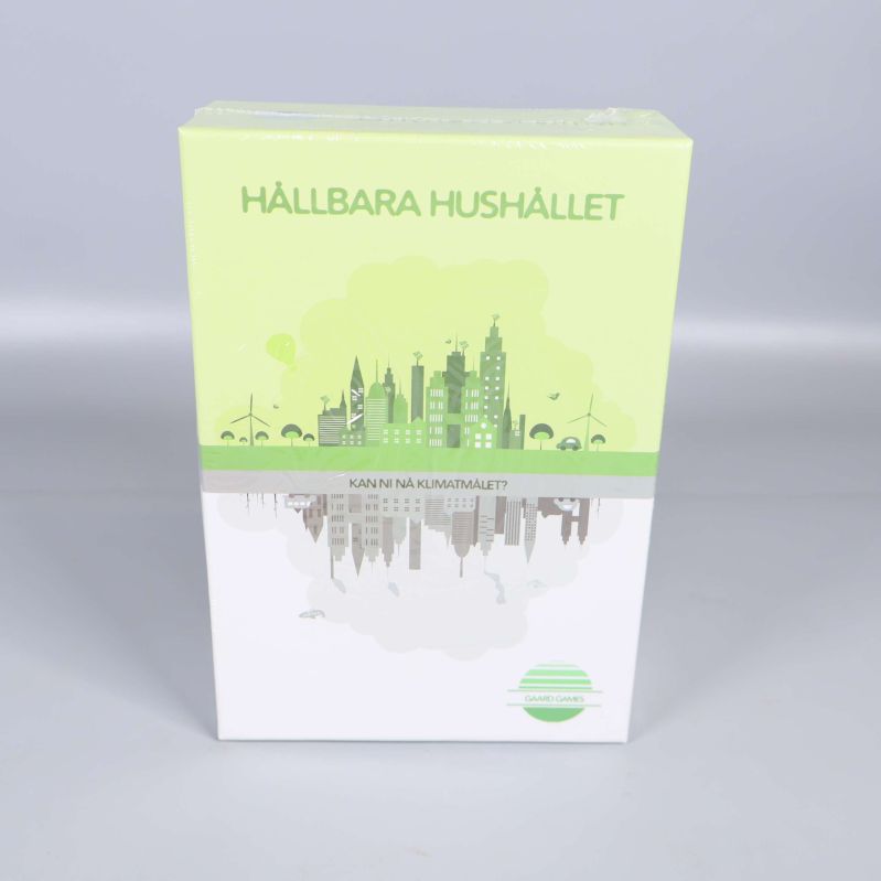 Framsida av spelkartong för Hållbara Hushållet i grönt och vitt