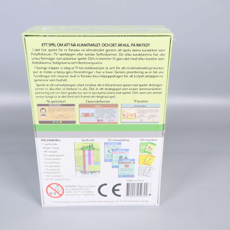 Baksida av spelkartong med beskrivning och bilder på Hållbara Hushållet
