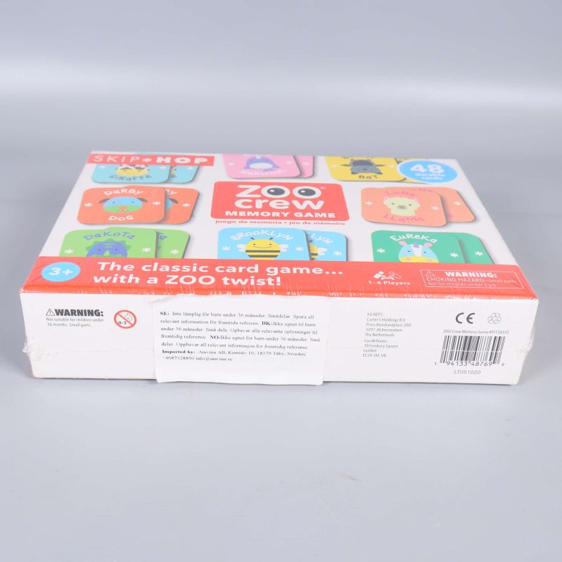 Undersidan av Zoo Crew memoryspel med varningssymboler och streckkod