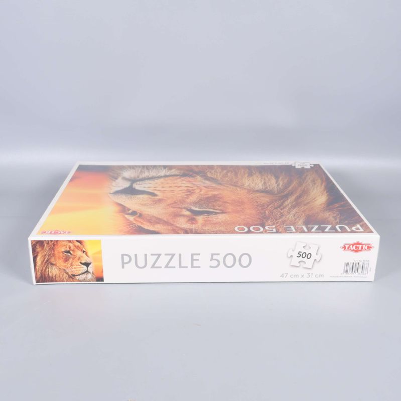 Andra långsidan av pussellådan med produktinformation