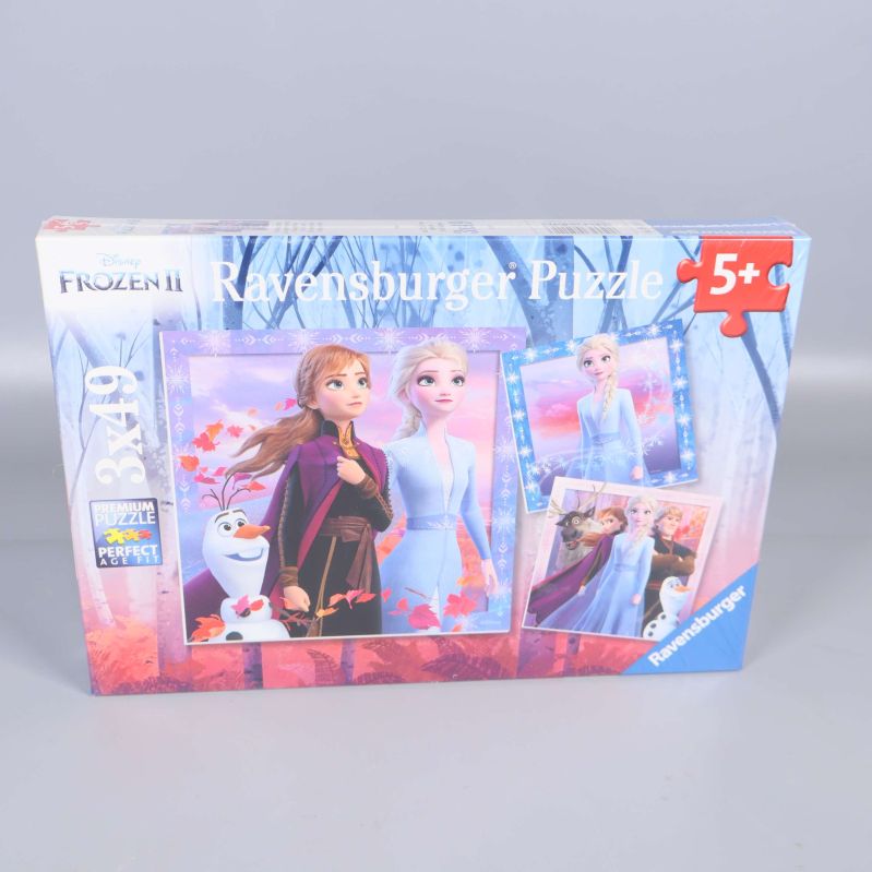 Framsidan av Ravensburger Frozen pussel med motiv på Anna, Elsa och Olaf