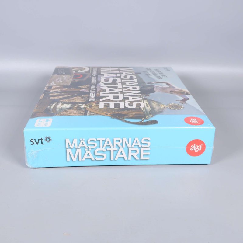 Ljusblå kortsida av Mästarna Mästare sällskapsspel med logga