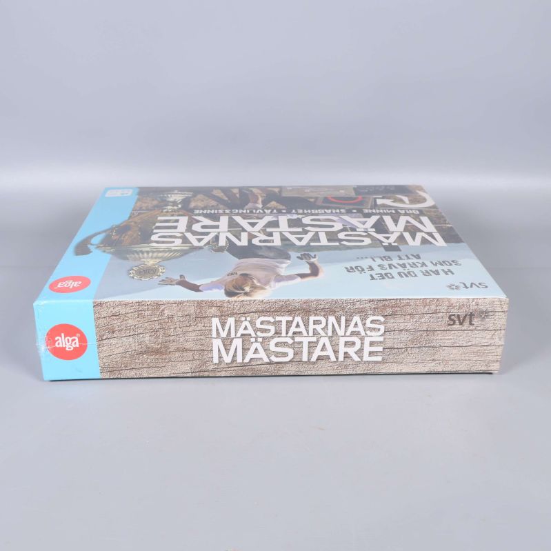 Sida av Mästarna Mästare spelask med trästruktur och titel