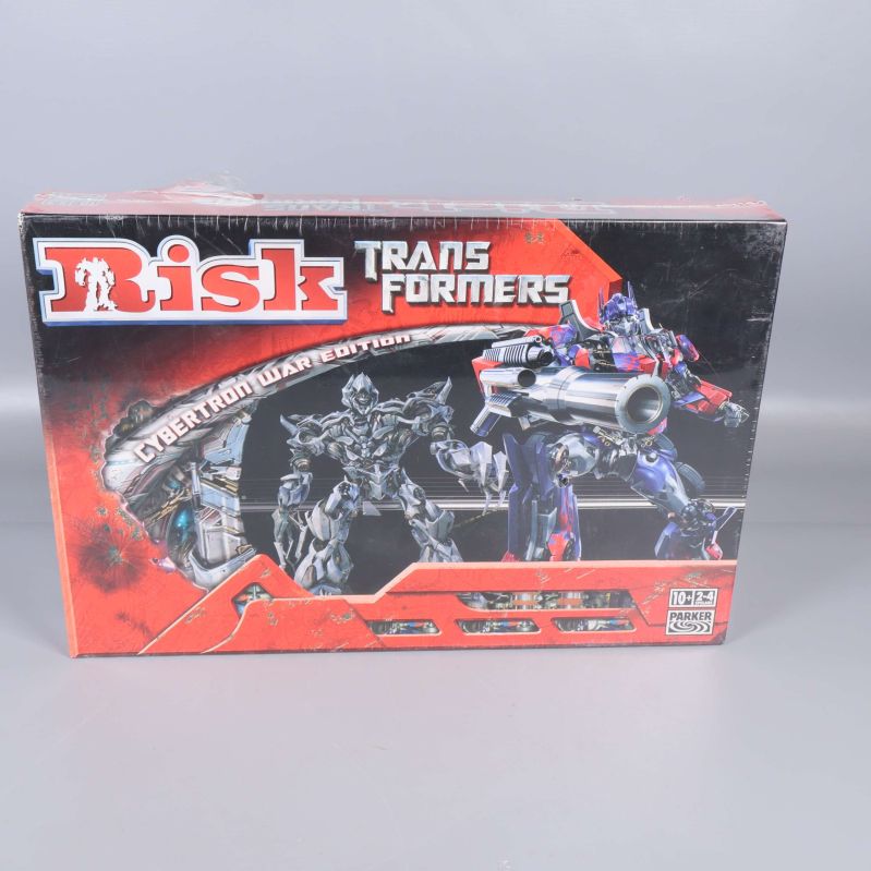 Framsida av Risk Transformers spelkartong med robotillustrationer