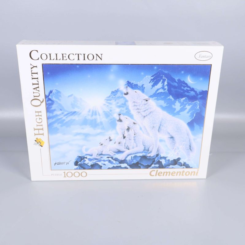 Framsida av Clementoni pussel med vita vargar i bergslandskap