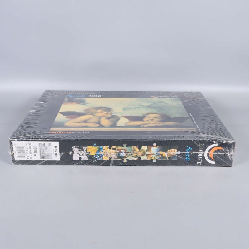 Pussellådan Ricordi Arte sedd från sidan med motiv och logotyp