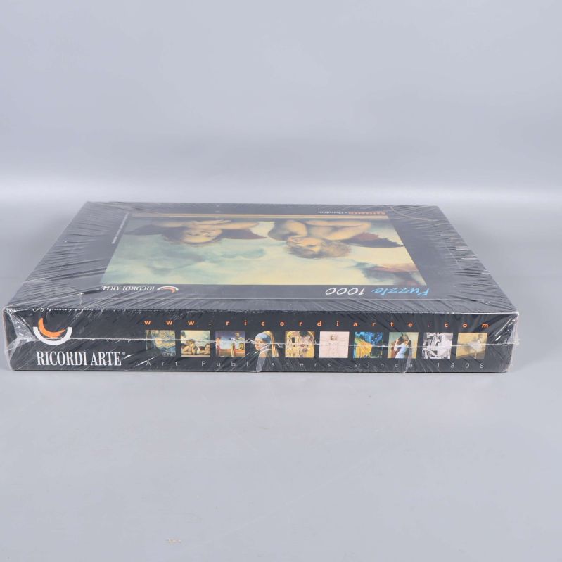 Pussellåda med Ricordi Arte logotyp och produktbilder längs sidan