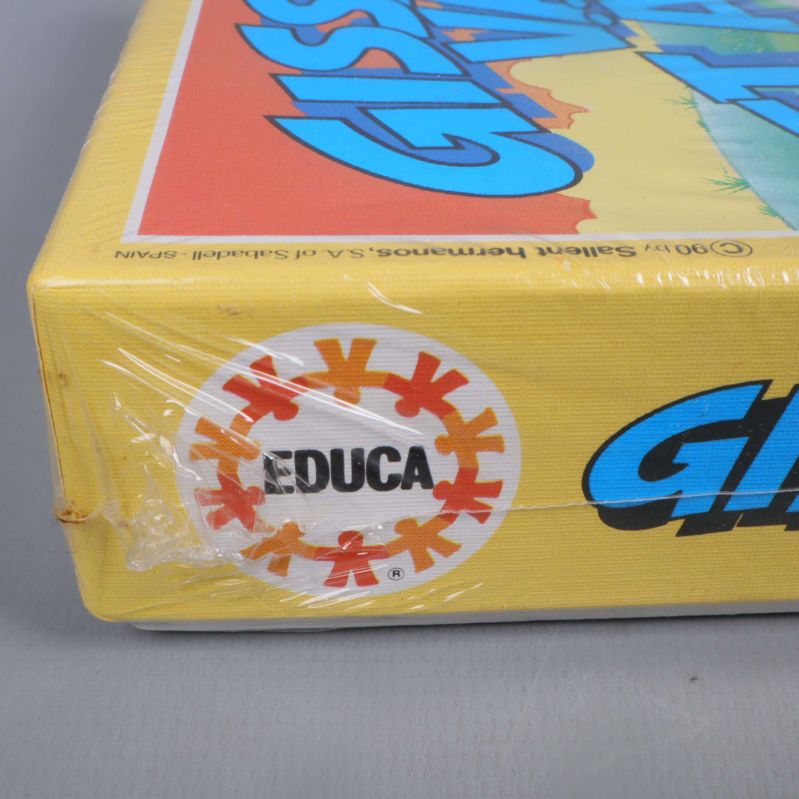 Närbild av Educa-logotyp på spelaskens hörn