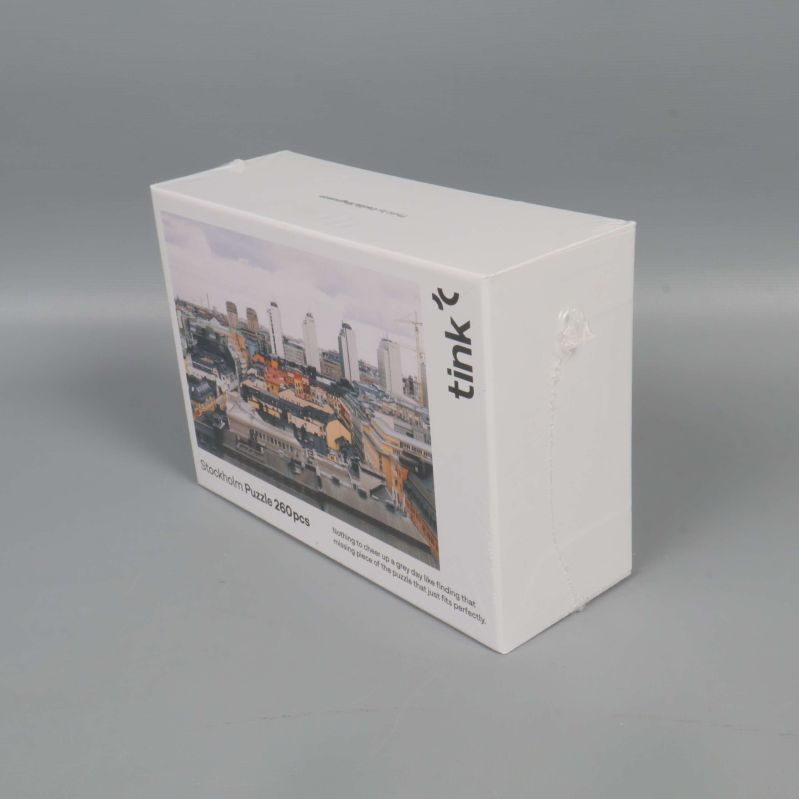 Pusselask sedd från sidan med stadsmotiv