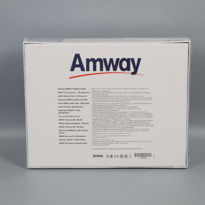 Baksida av Amway pussellåda med text och logotyp