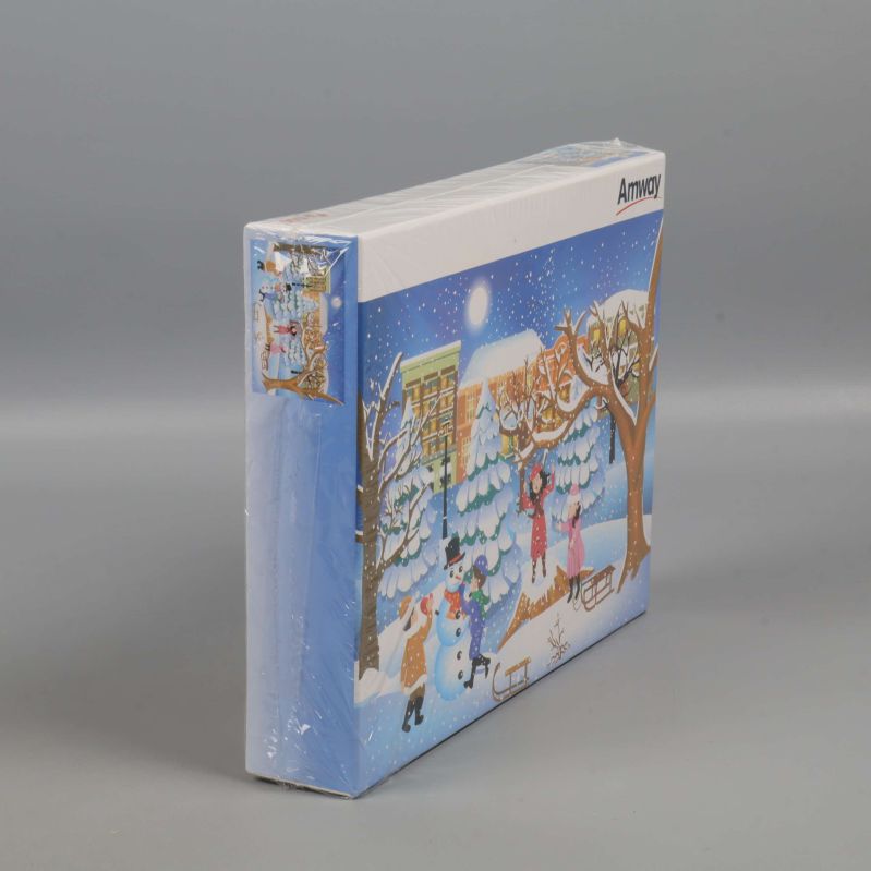 Pussellåda fotad från sidan visar tjocklek och motiv