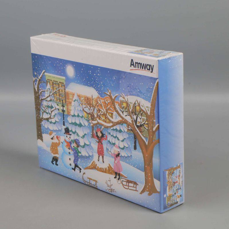 Vinterpussel sedd snett bakifrån med motiv och Amway-logotyp