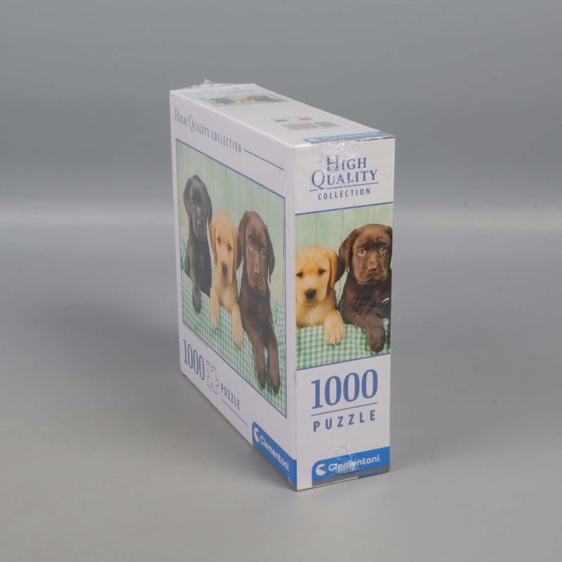 Snett perspektiv av pussellåda med valpmotiv