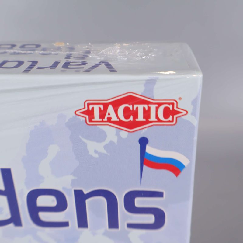 Närbild på Tactic-logotypen i hörnet