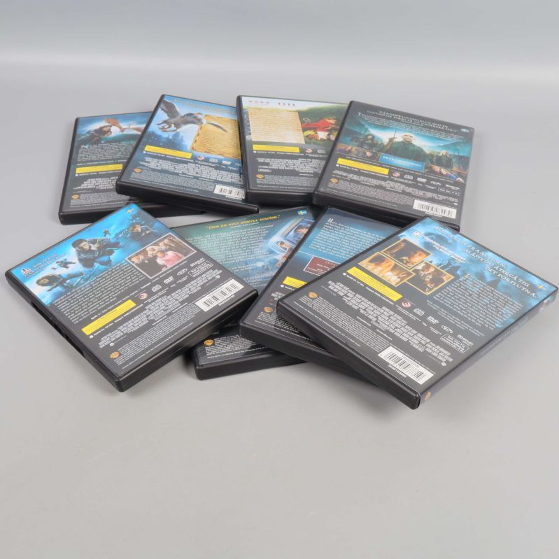 Baksidan av de åtta dvd-fodralen i en hög