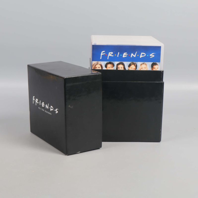 Boxen och fodralen synliga ovanför kanten