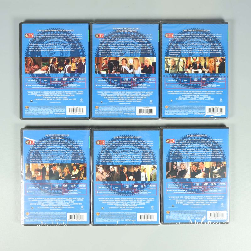 Baksidorna av sex Vita huset DVD-fodral med episodlistor