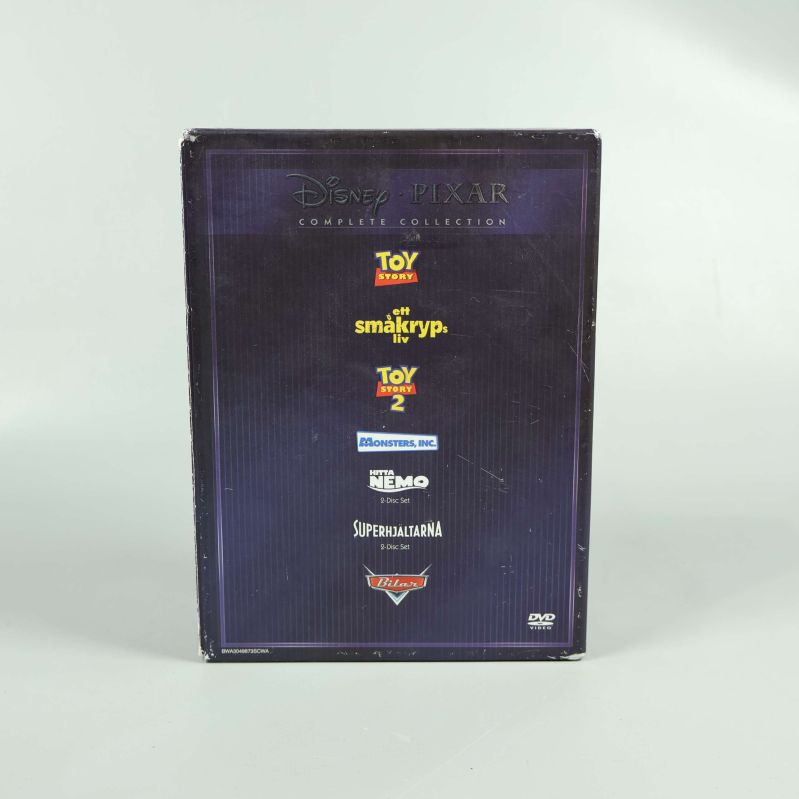 Baksidan med alla medföljande Pixar-filmtitlar