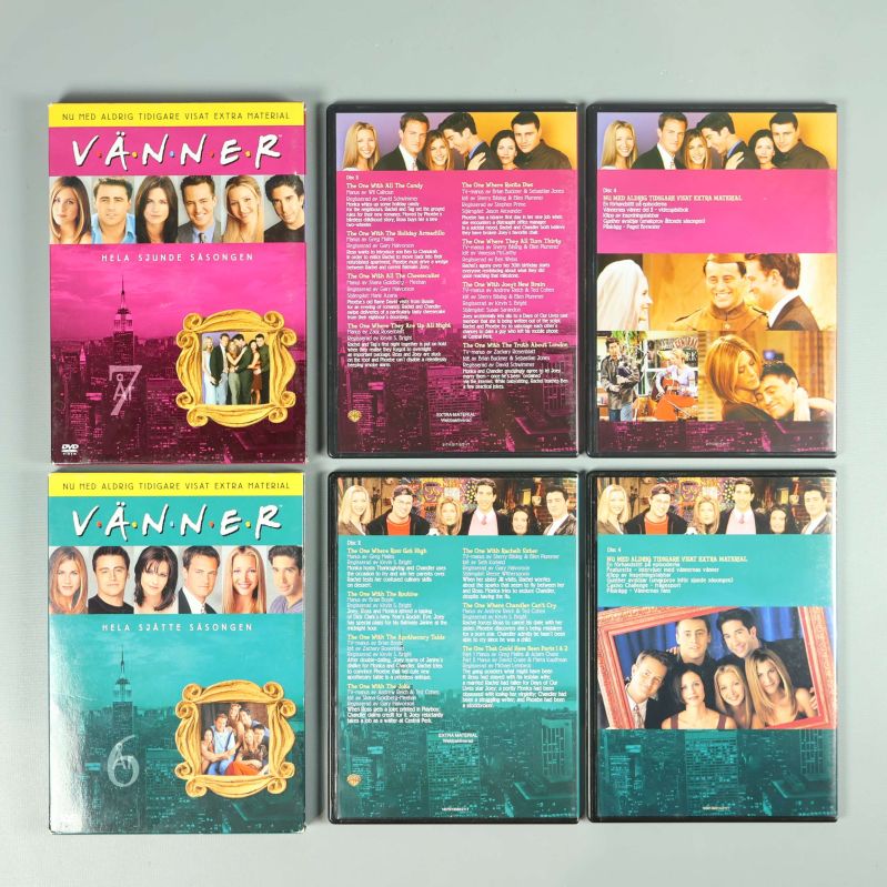 DVD-fodral öppnade med framsidor och insida synliga för Vänner