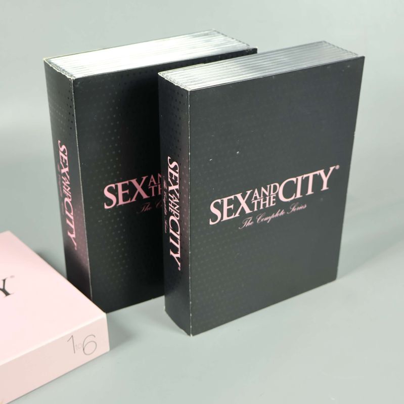 Två svarta fodral till Sex and the City boxset jämte ytterbox