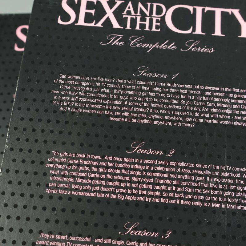 Närbild på säsongsbeskrivningar för Sex and the City boxset