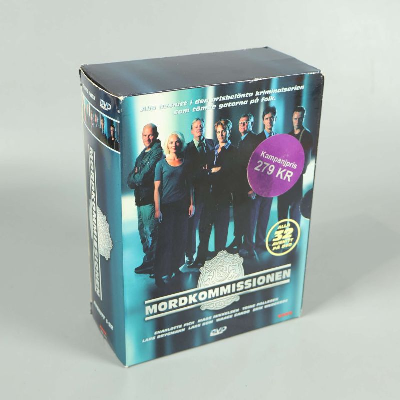 Framsidan på DVD-boxen Mordkommissionen med rollfigurer