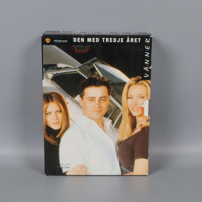 DVD-box med omslag på Vänner karaktärer framför bil