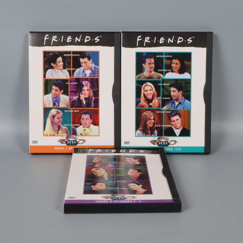Tre DVD-fodral till Vänner säsong 3, visade ovanifrån