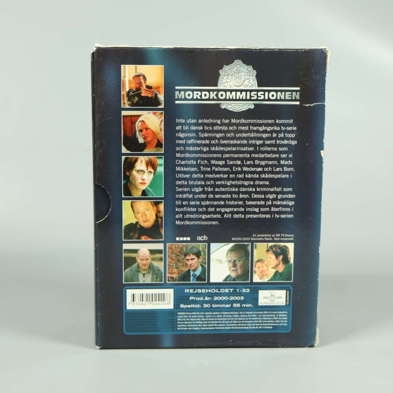 Detaljerad baksida av DVD-boxen Mordkommissionen med karaktärer och text