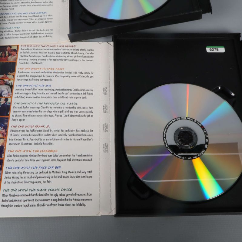 Närbild på DVD-skiva och tryckt innehållsförteckning