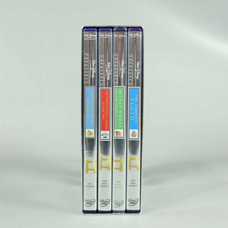 Fyra Walt Disney DVD-omslag stående på rad