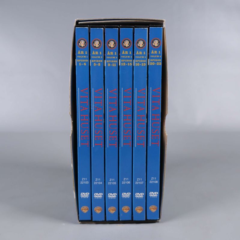 Sex DVD-fodral uppställda i boxen, år 1